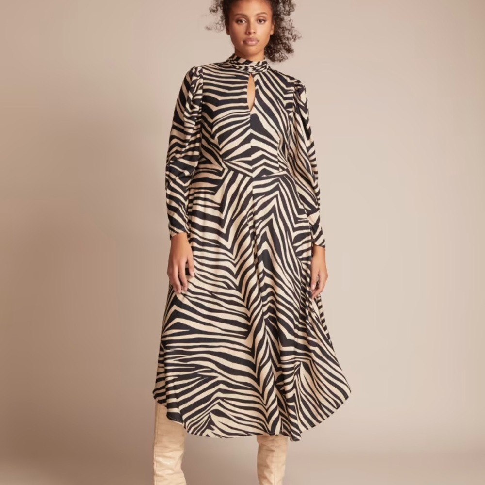 11 Honoré Collection
Leela Midi Dress